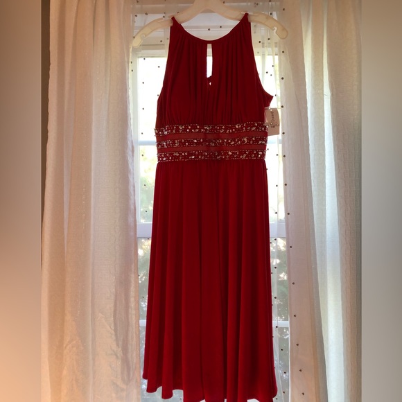 Red embellished dress - Picture 3 of 4